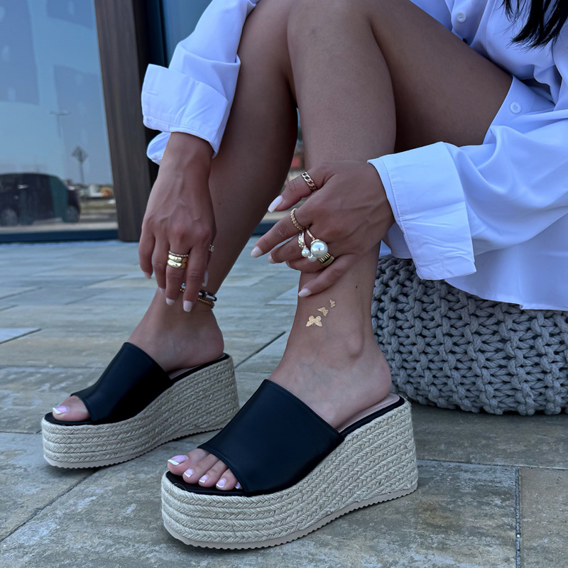 Černé pantofle na platformě