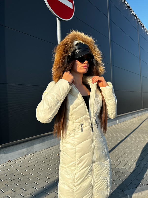 Béžový dlouhý kabát s pravou kožešinou