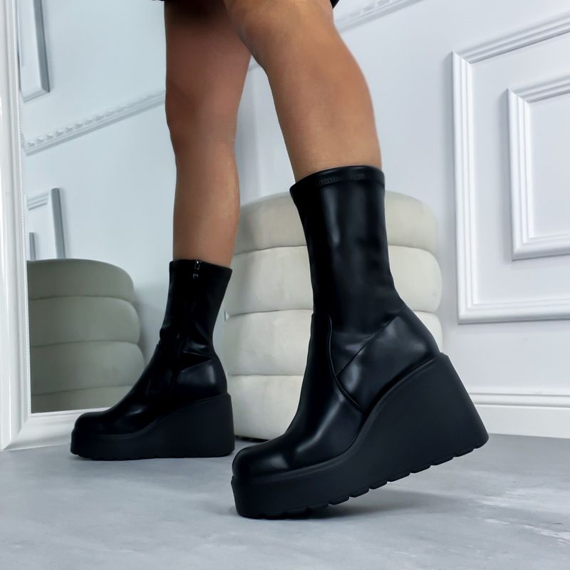 Černé polokozačky na platformě