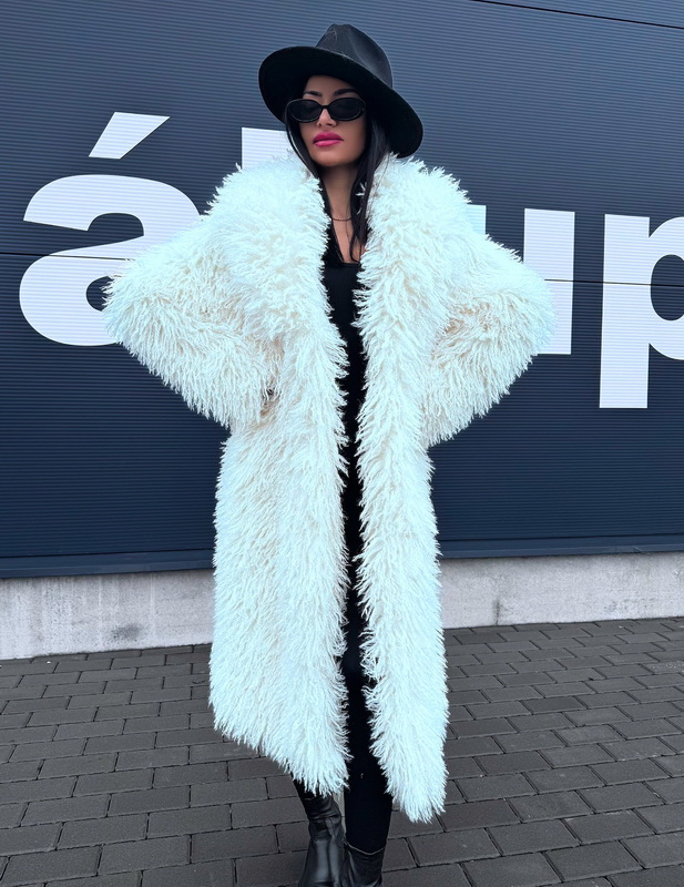 Bílý dlouhý kožešinový kabát