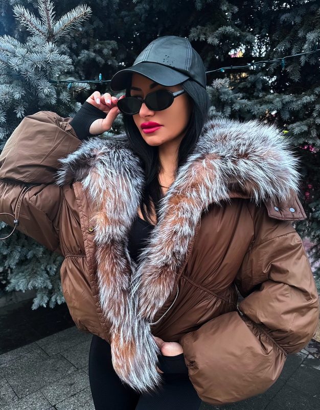Hnědá péřová bunda s pravou kožešinou