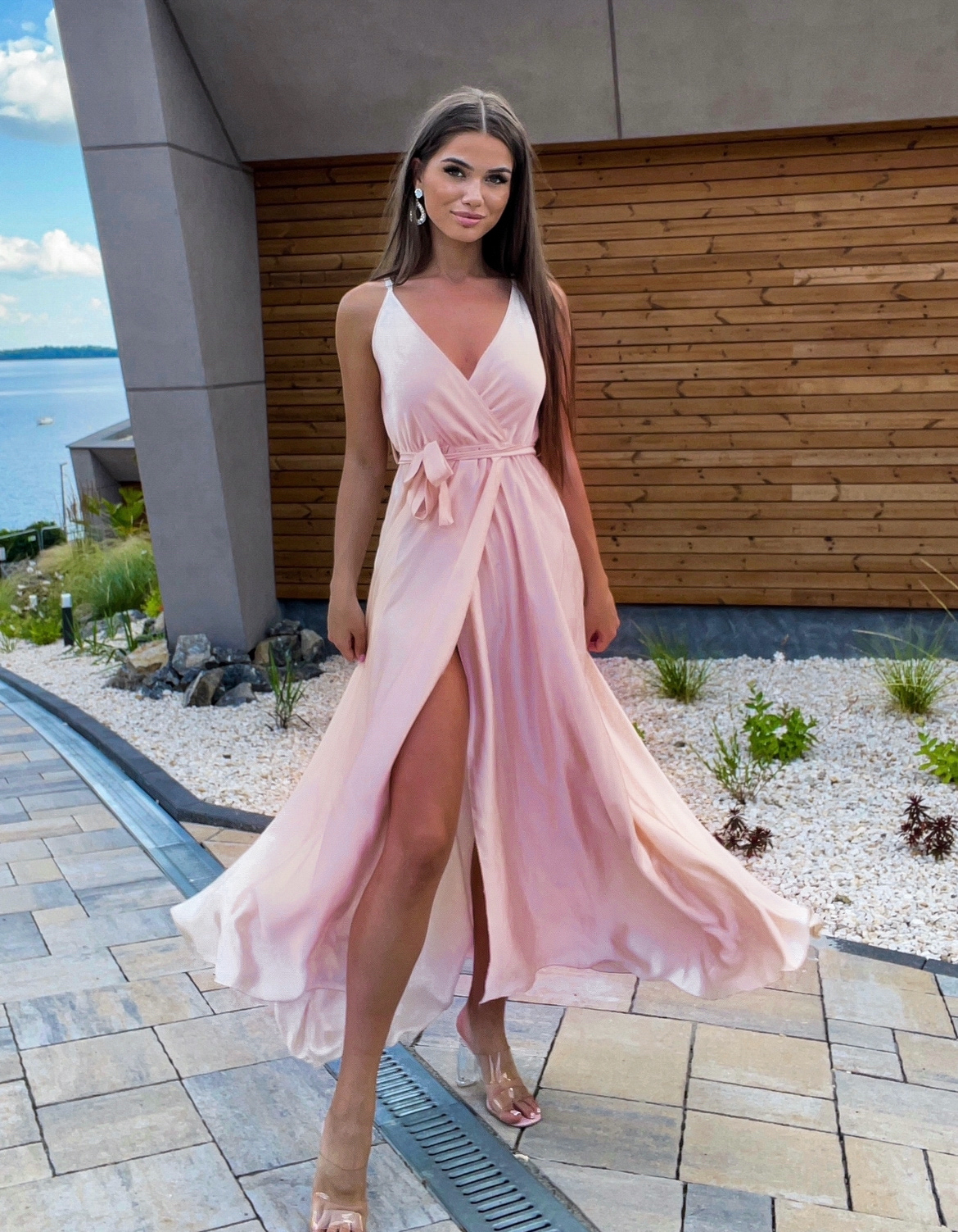 Růžové dlouhé saténové šaty