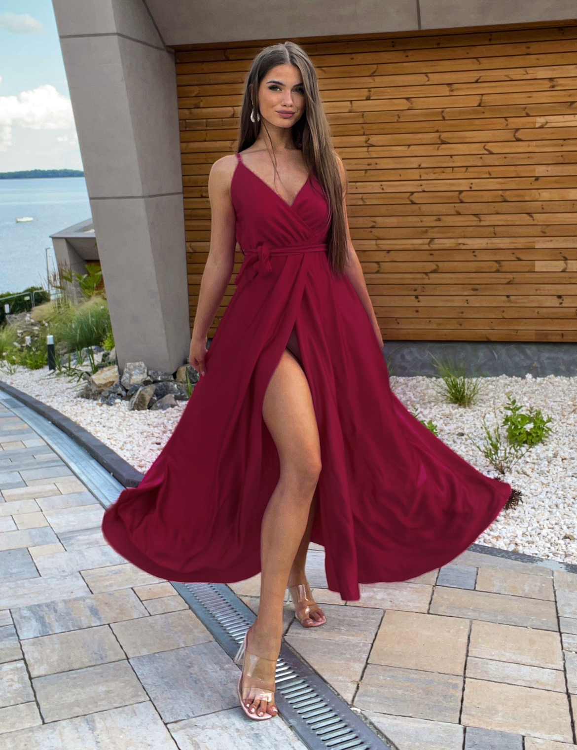 Vínové saténové šaty