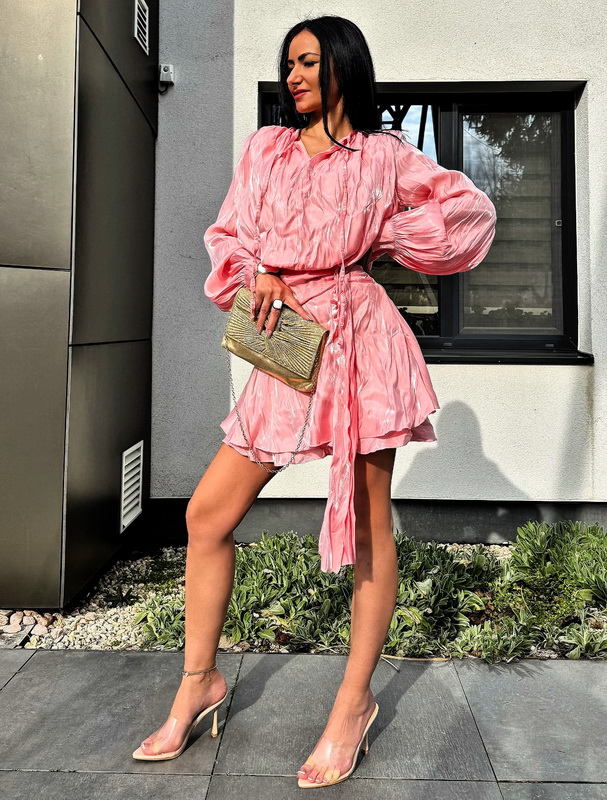 Meruňkové lesklé šaty