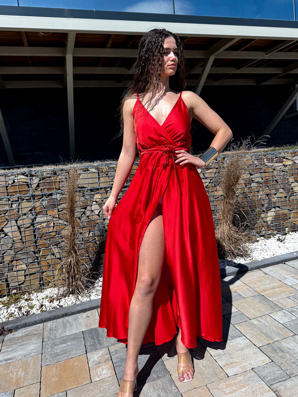 Červené saténové šaty