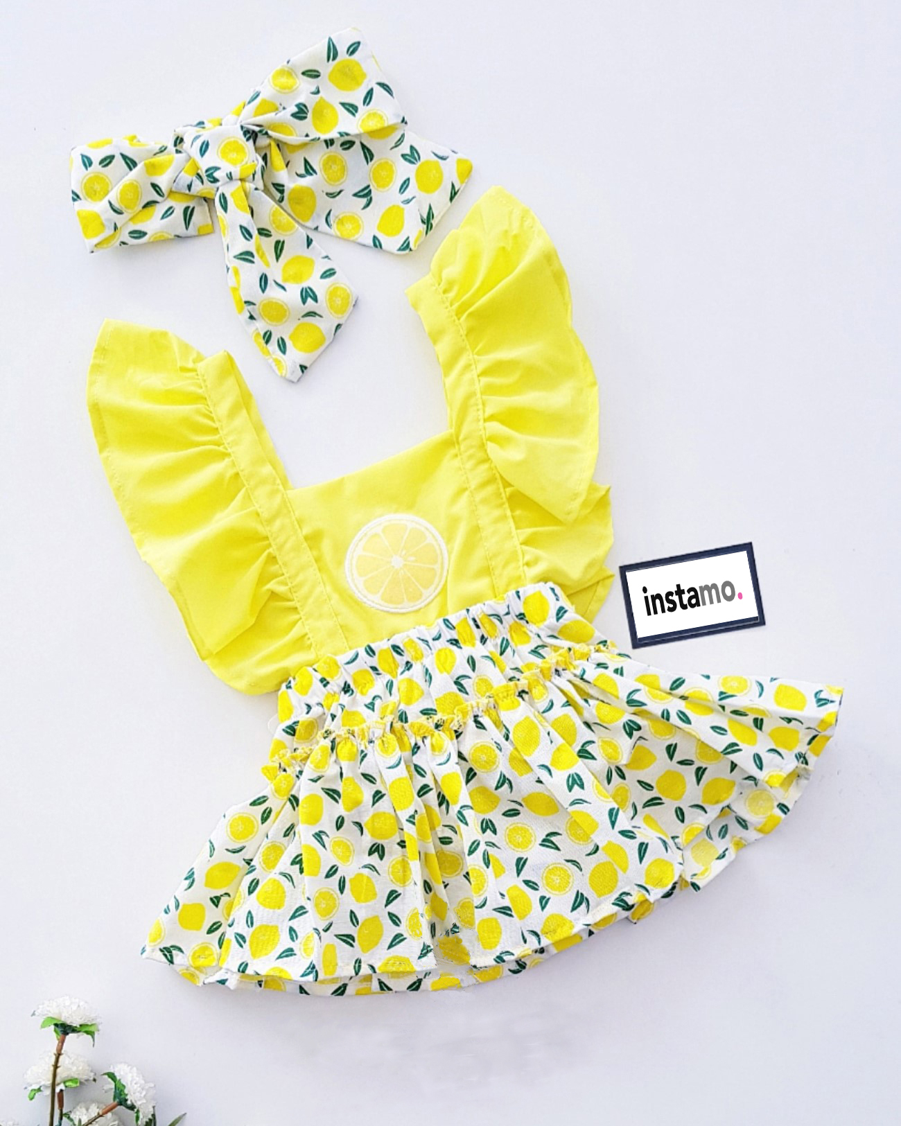 Žlutý letní overal s čelenkou