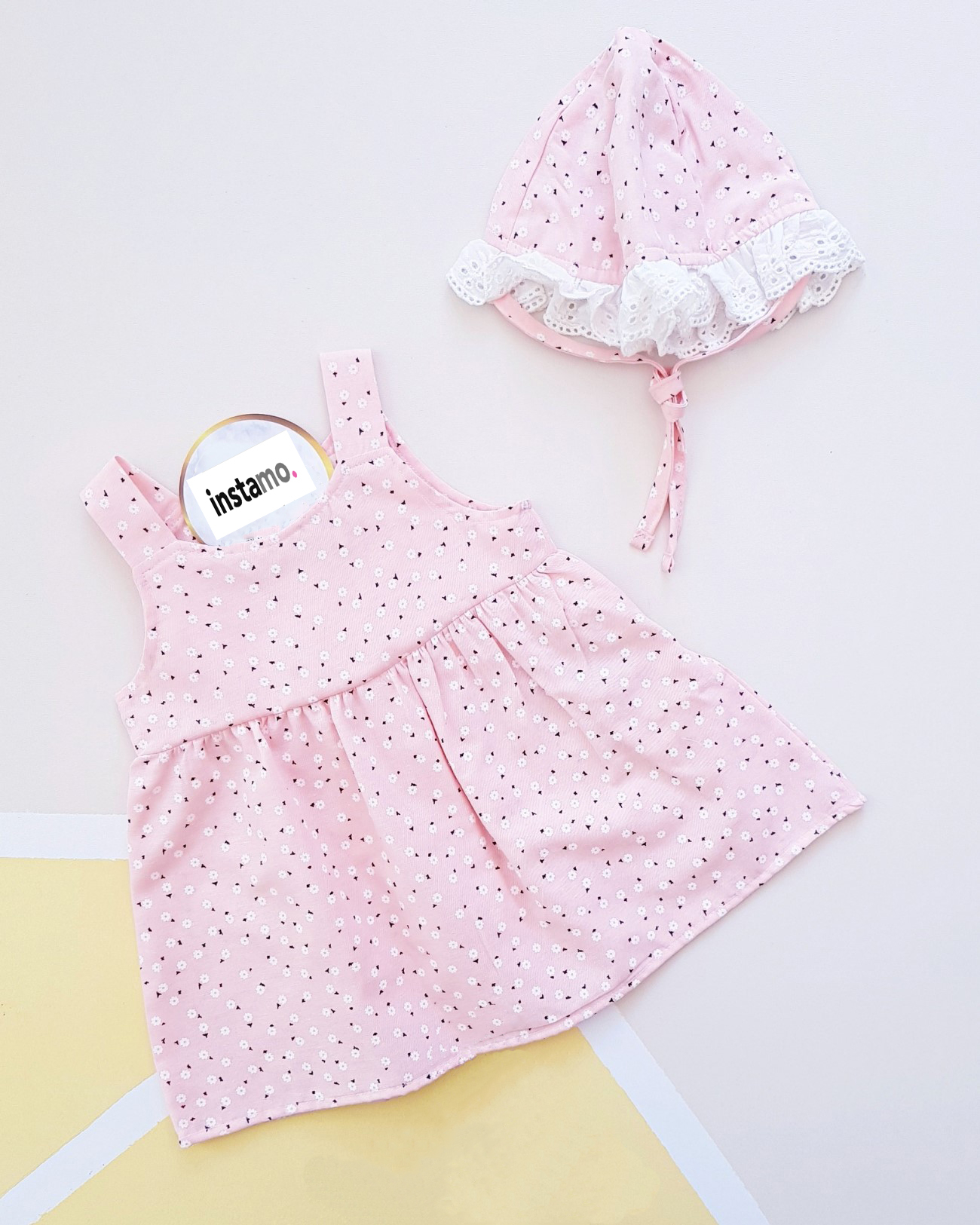 Květinové růžové šaty s kloboučkem