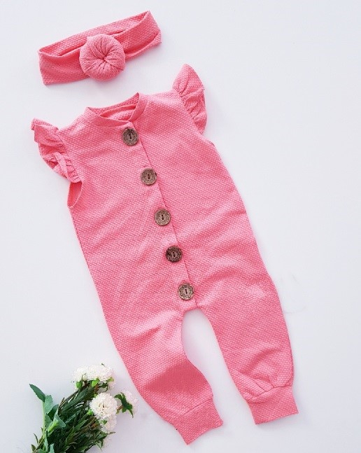 Růžový overal s čelenkou