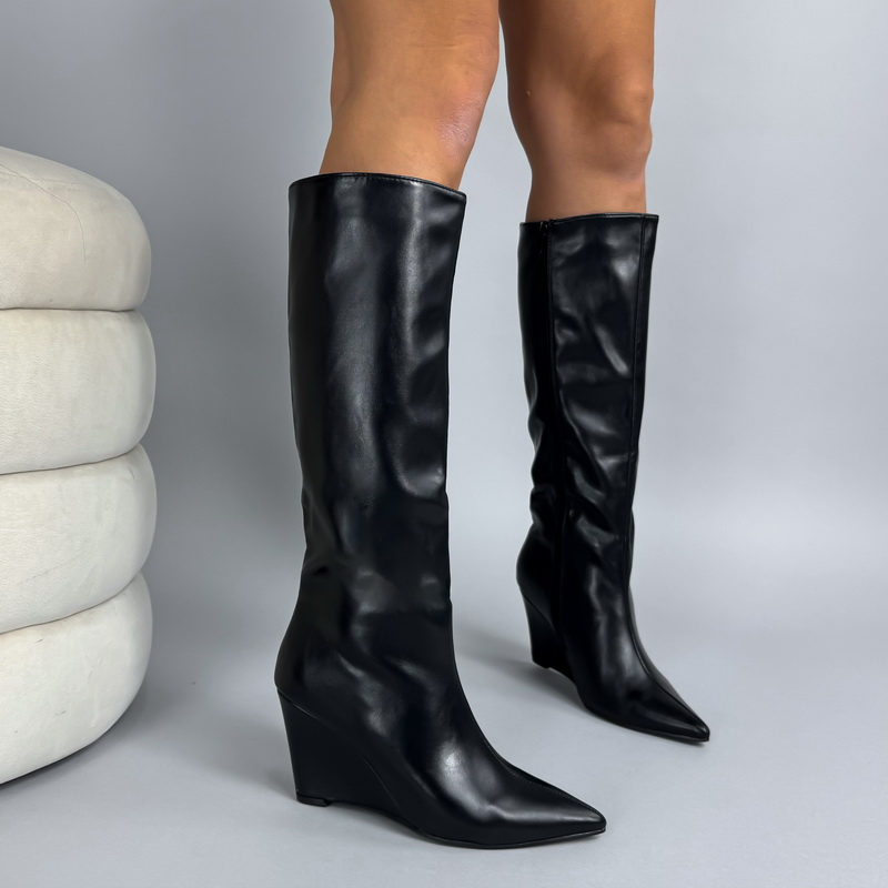 Černé  vysoké kozačky na platformě