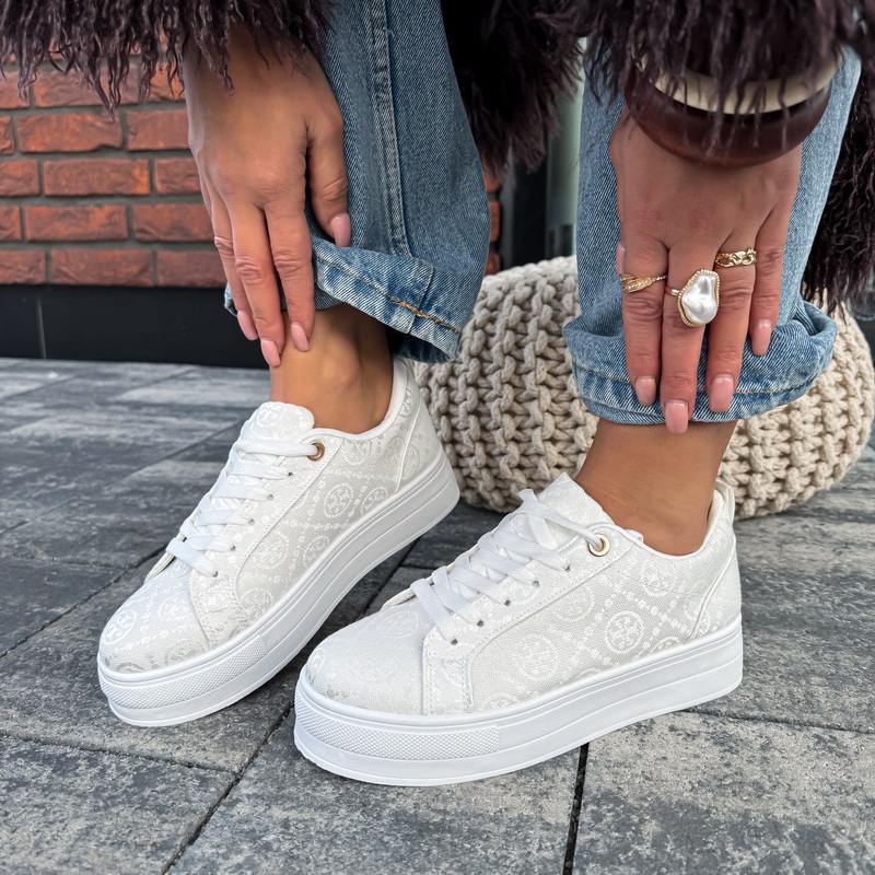 Bílé tenisky se vzorem