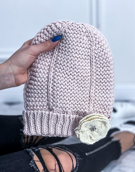 Růžová čepička s ozdobou