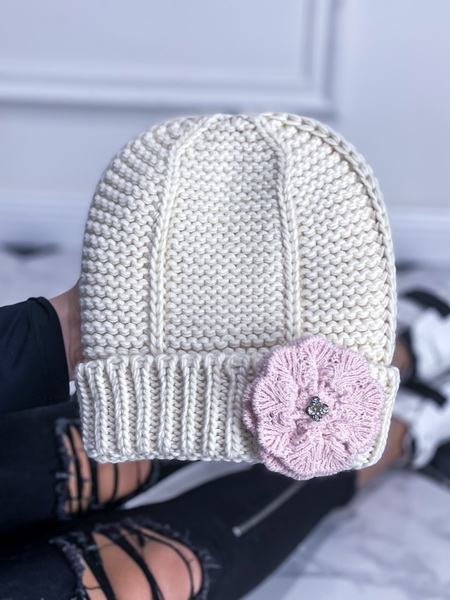 Bílá čepička s ozdobou