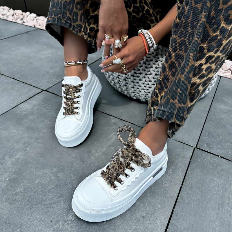 Bílé plátěné tenisky