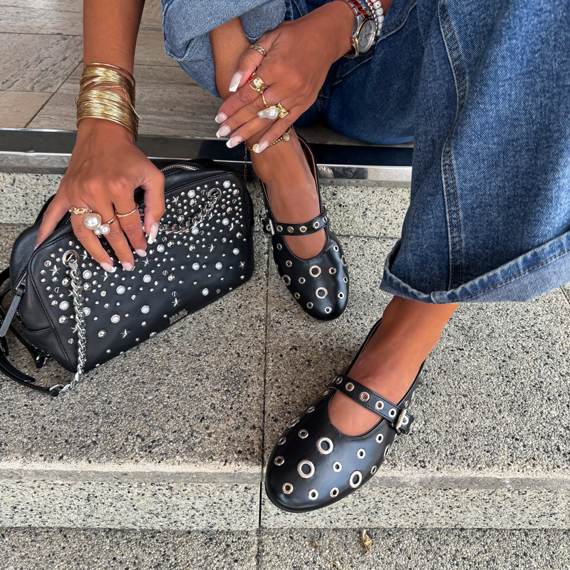 Černé vybíjené balerínky