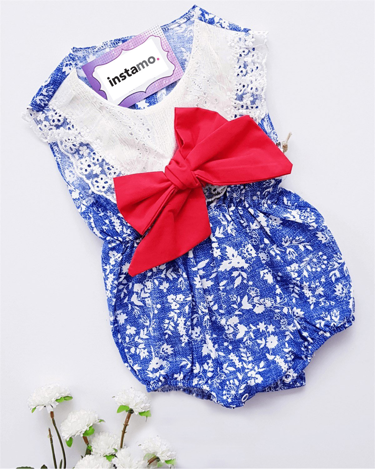 Modré body s červenou mašlí